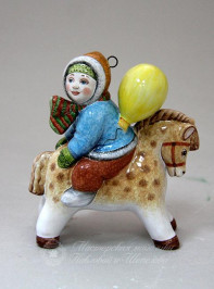 Мальчик с шариком на лошадке