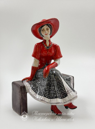 Дама на скамье